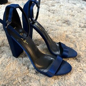 Lulus navy blue size 8 1/2 4” heels
